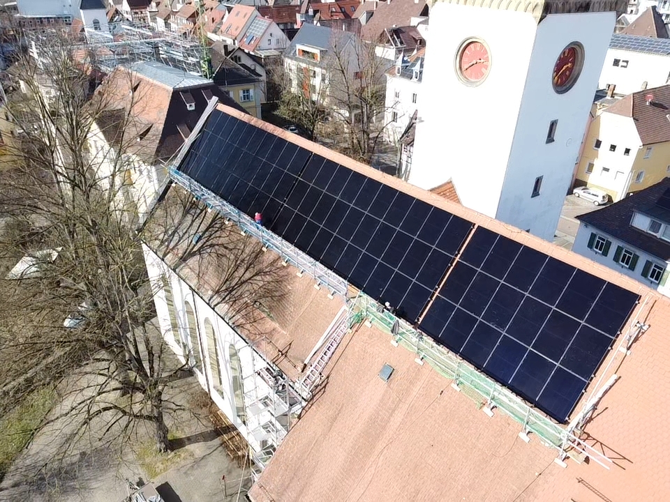 PV-Anlage auf denkmalgeschütztem Kirchendach in Bretten – enentec Spezialmontage