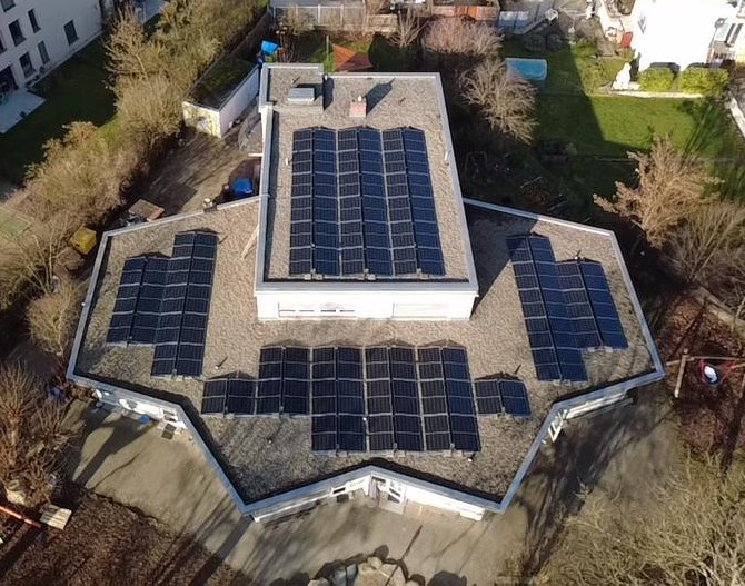 Photovoltaik auf Kindergarten – enentec Flachdach-Montage