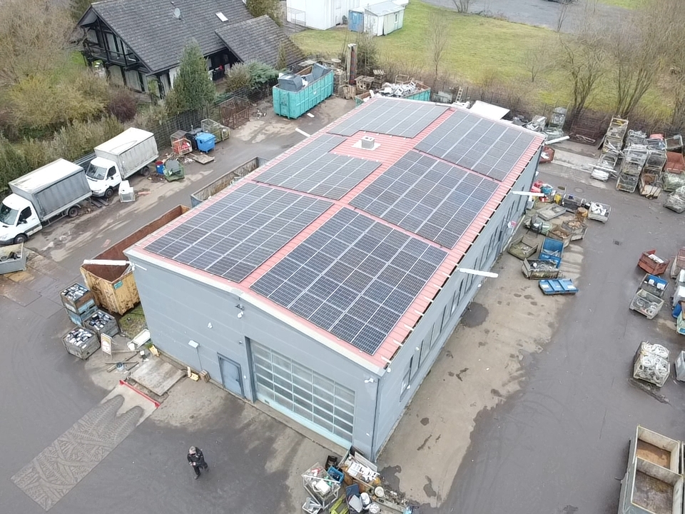 Gewerbehalle mit 45 kWp PV-Anlage und Batteriespeicher – enentec Referenz Eppingen