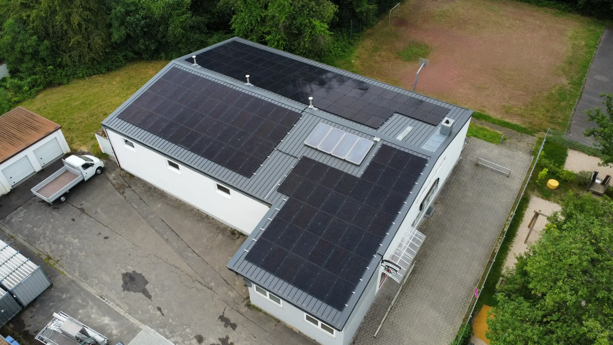 enentec PV-Anlage – Schwarze Vollflächenmodule auf Stehfalzdach